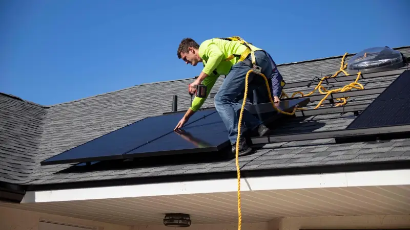 Tweedehands zonnepanelen kopen: merken, risico's en