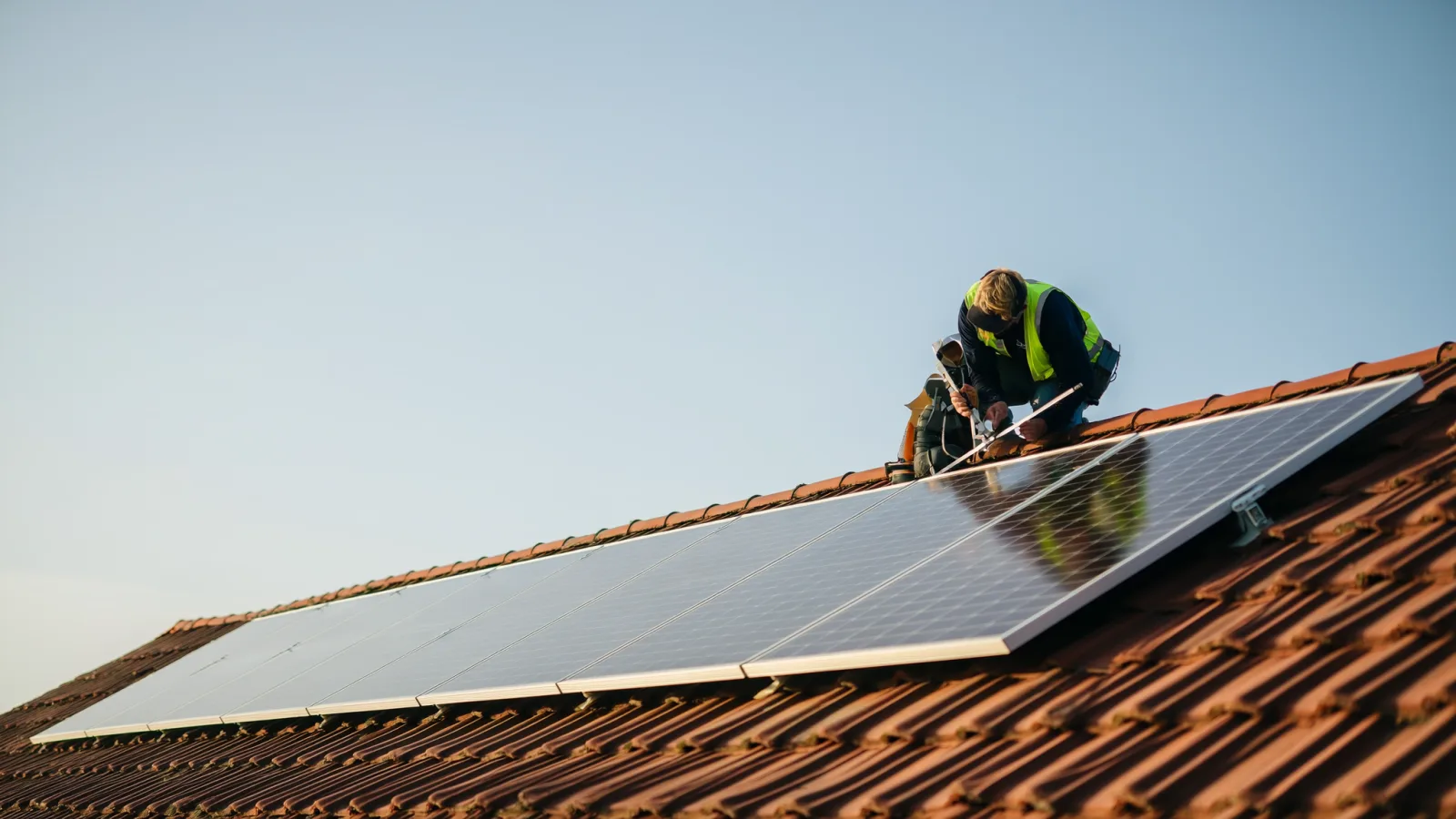 Zonnepanelen 10 jaar oud: vervangen, bijplaatsen of