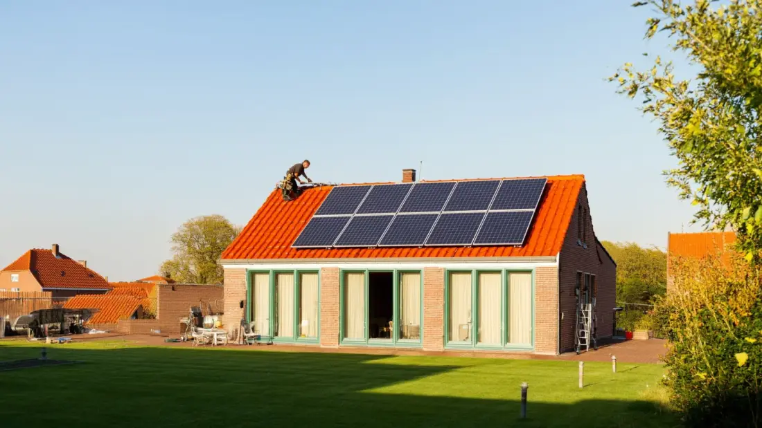10 zonnepanelen opbrengst: realistische kWh in 2026