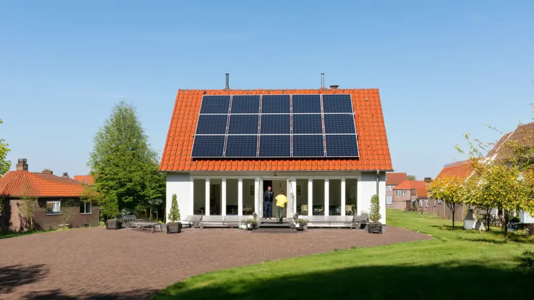 8 zonnepanelen opbrengst: realistische kWh in 2026