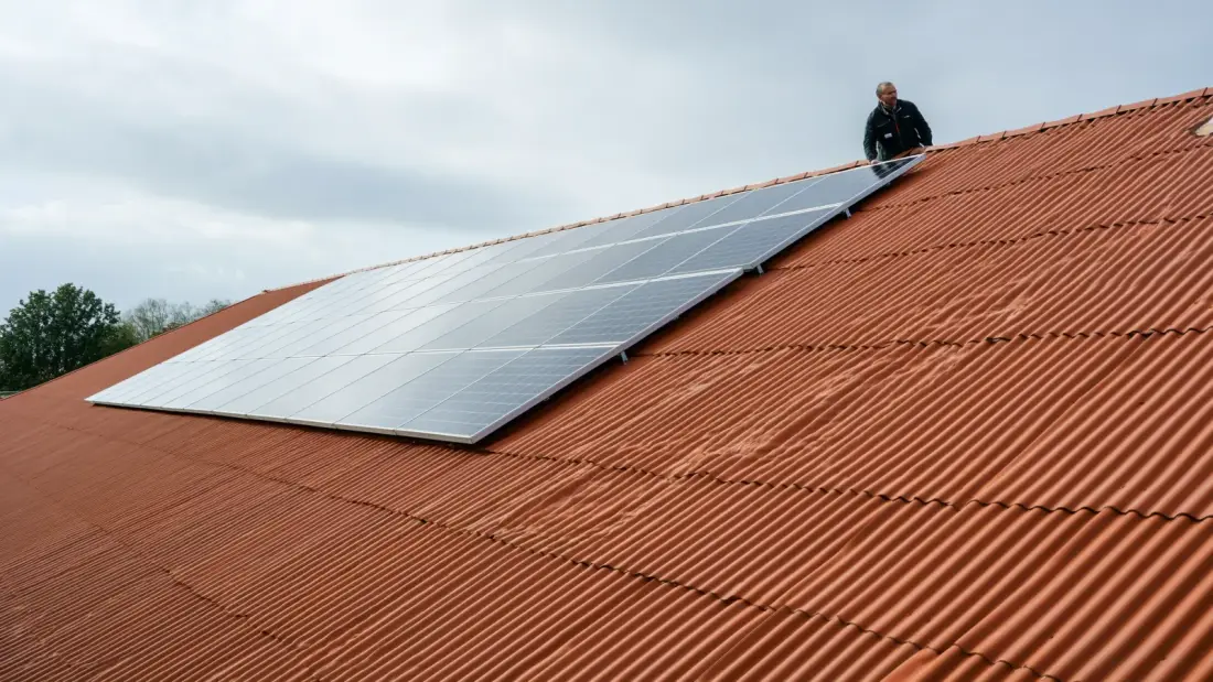 Zonnepanelen golfplaten dak opbrengst merk: gids 2026