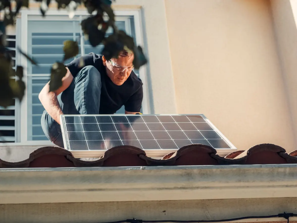 Zonnepanelen lichte dakconstructie: welk merk past?