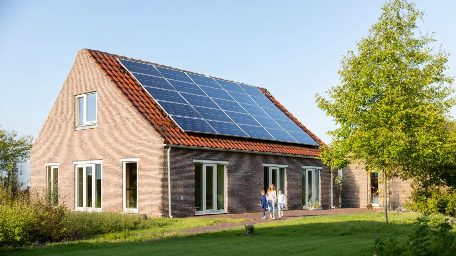 Zonnepanelen noordoost dak opbrengst: welk merk in 2026