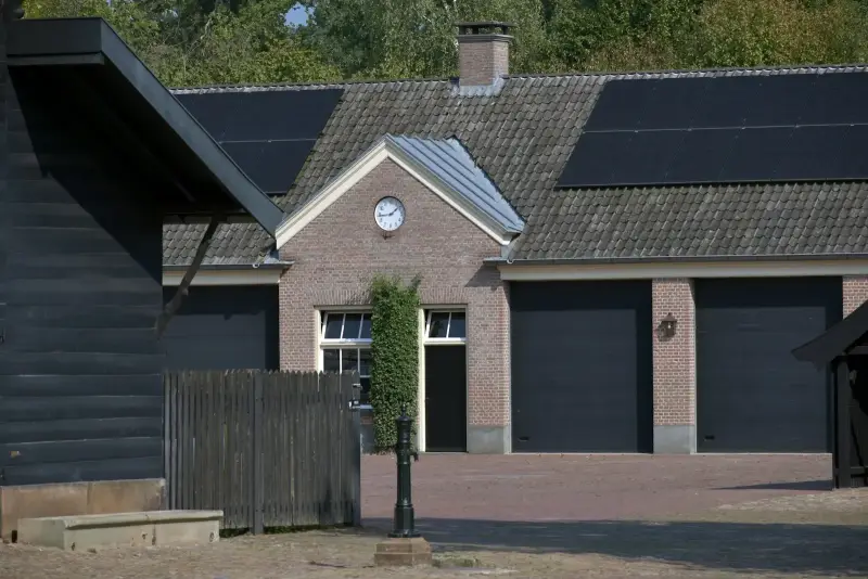 Zonnepanelen schoonmaken: wanneer en hoe doet u het?