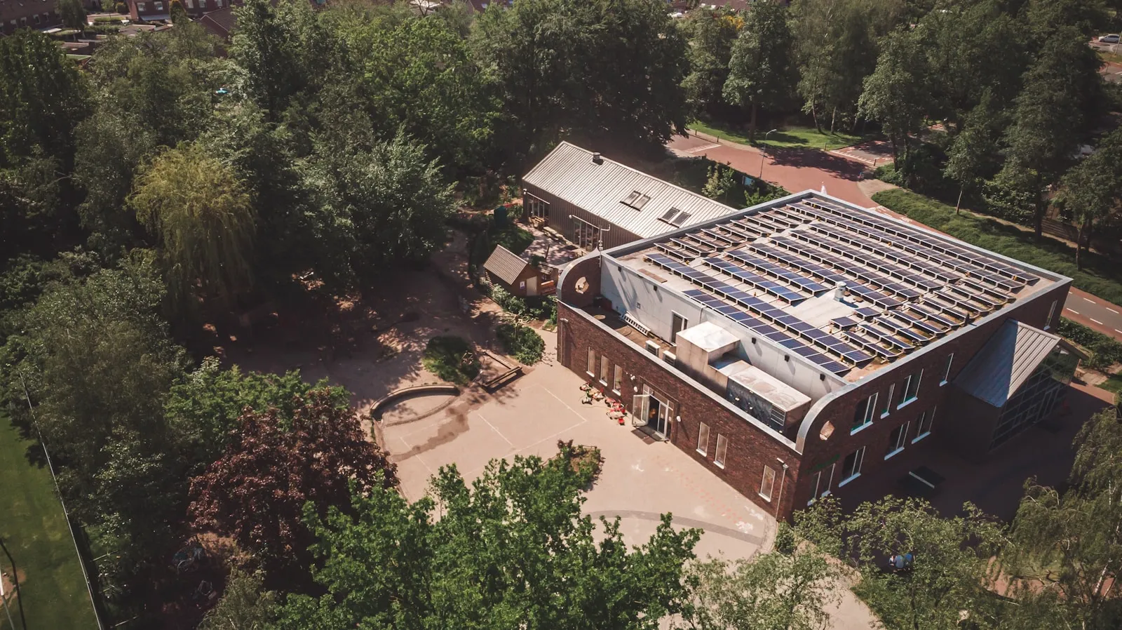 Zonnepanelen vermogen per m²: hoeveel past er op uw